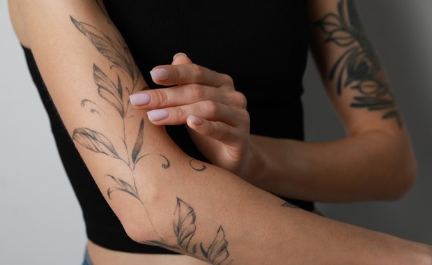 Niechciany tatuaż? Jak go NIE usuwać – ostrzega dermatolog 