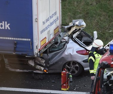 Niecierpliwił się przez wyprzedzające się ciężarówki. Wbił się pod naczepę