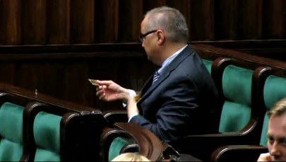 Niecierpliwy poseł Wikiński sam odkręcił swoją tabliczkę z sejmowej ławy