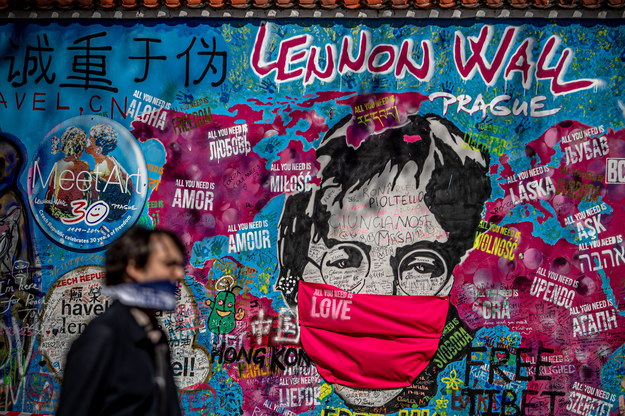 Nieco zmodyfikowany mural poświęcony Johnowi Lennonowi w Pradze /Martin Divisek /PAP/EPA