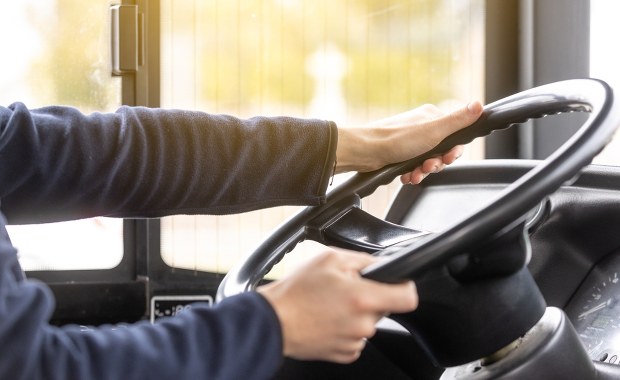 Niecodzienna kolizja. Autobus uderzył w autobus, który uderzył w autobus