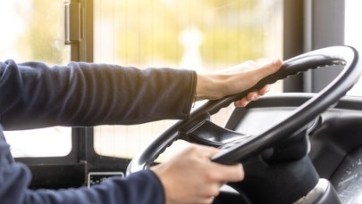 Niecodzienna kolizja. Autobus uderzył w autobus, który uderzył w autobus