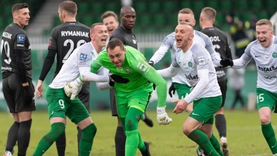 Niecodzienna końcówka w Ekstraklasie. Bramkarz strzelił gola