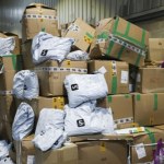 Niecodzienna kontrola na lotnisku. Otwierają 200 tysięcy paczek