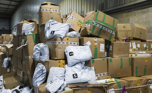 Niecodzienna kontrola na lotnisku. Otwierają 200 tysięcy paczek