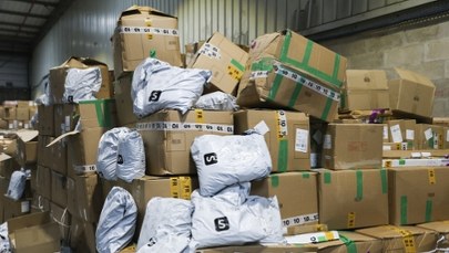 Niecodzienna kontrola na lotnisku. Otwierają 200 tysięcy paczek