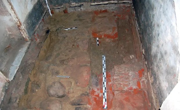 Niecodzienne odkrycie we Wrocławiu. XIII-wieczny mur pod posadzką