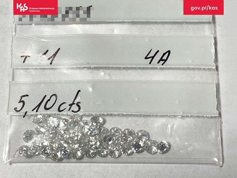 Niecodzienne sceny na lotnisku w Warszawie. Udaremniono przemyt diamentów