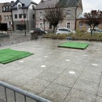 Niecodzienne sceny we Włodawie. Samochody zapadły się w miejskiej fontannie