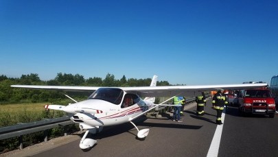 Niecodzienny widok na A4! Na trasie awaryjnie lądowała awionetka 