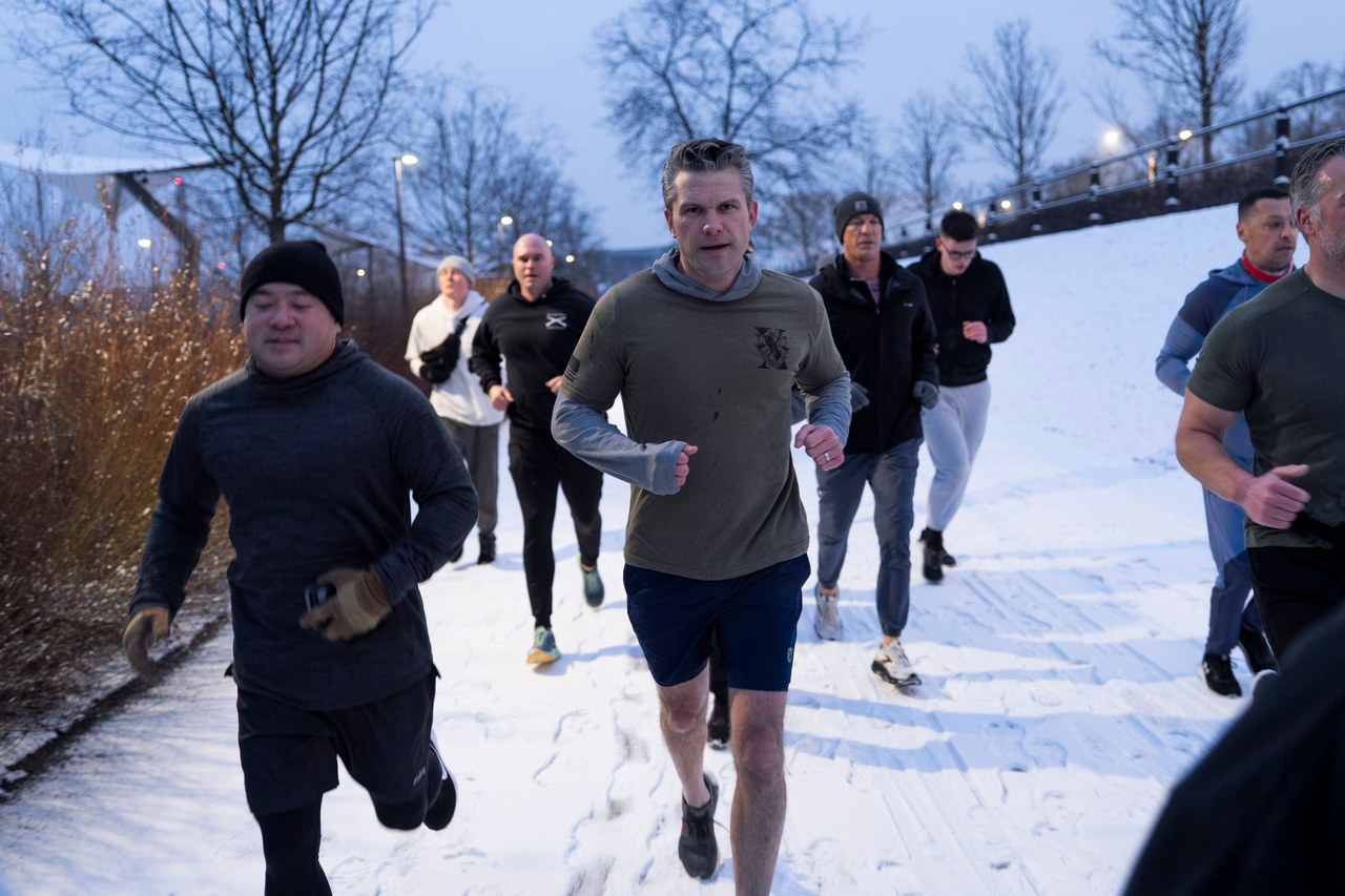 Niecodzienny widok w Warszawie. Poranny jogging sekretarza obrony USA 