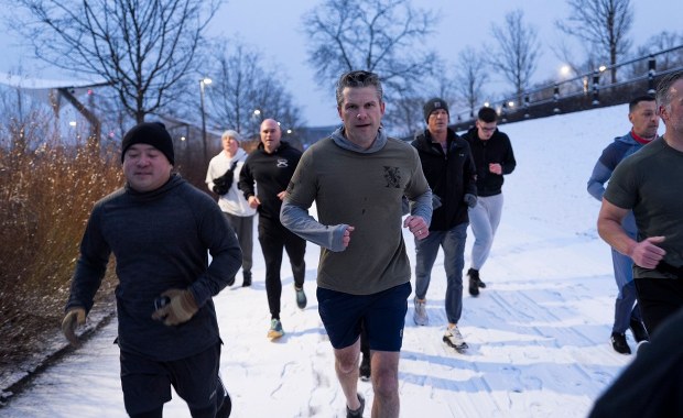 Niecodzienny widok w Warszawie. Poranny jogging sekretarza obrony USA 