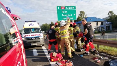 Niecodzienny wypadek na zakopiance. Pasażer wypadł z auta