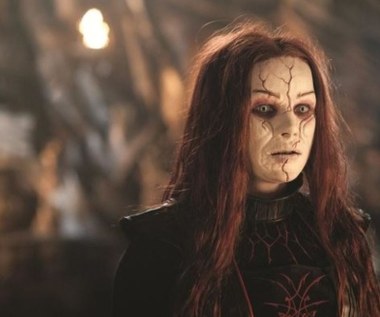 Nieczęsto zdarza się, by polska aktorka występowała u boku gwiazd pokroju Jeremy'ego Rennera czy Gemmy Arterton, jednak widzowie mogą mieć problemy z rozpoznaniem Joanny Kulig w filmie "Hansel i Gretel: Łowcy czarownic".

- Nie ma opcji! Chyba, że po głosie - mówi aktorka. Ogólnie jestem nie do rozpoznania - długie, rude włosy, szramy na twarzy, bez oka - dodaje Kulig. 

Moja rola jest nieduża, mimo że miałam aż 21 dni zdjęciowych... Sama charakteryzacja zajmowała 4 godziny dziennie - puentuje aktorka.