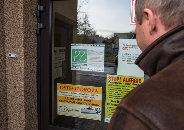 Nieczynna przychodnia lekarska w Piotrkowie Trybunalskim, zdjęcie z 2 stycznia /Grzegorz Michałowski /PAP