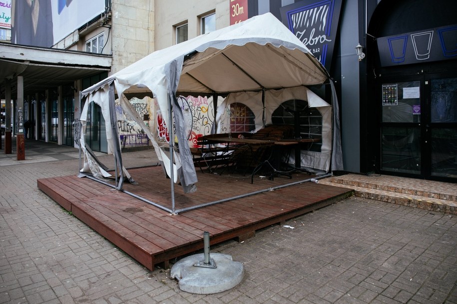 Nieczynne restauracje i bary w centrum Warszawy /Albert Zawada /PAP
