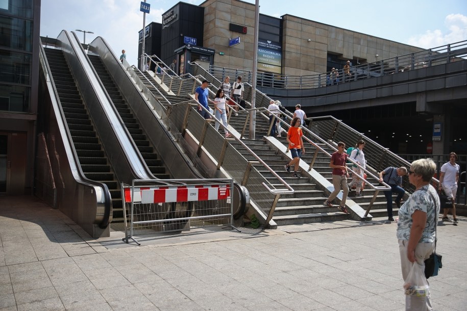 Nieczynne schody ruchome przy dworcu głównym w Krakowie /	Łukasz Gągulski /PAP