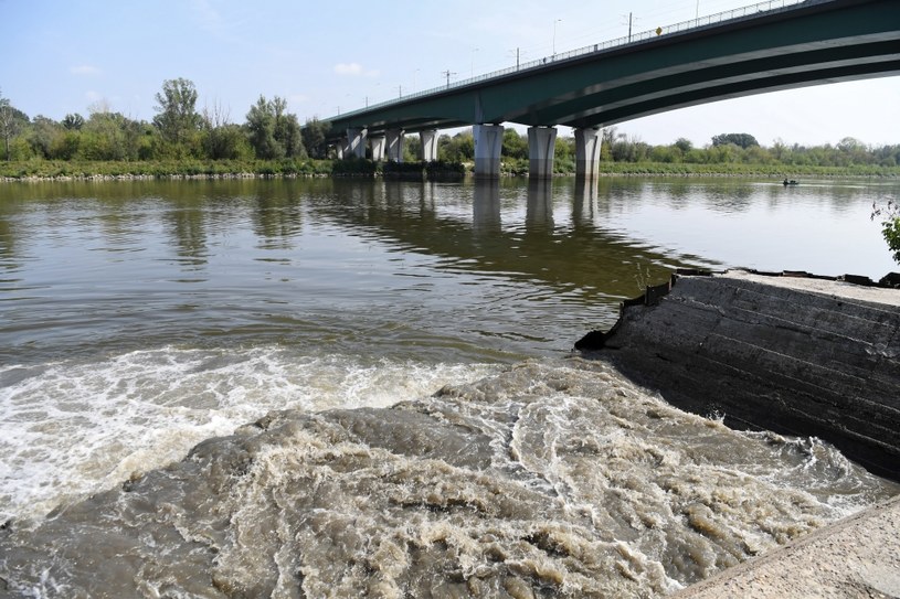 Nieczystości wpływające do Wisły w pobliżu Mostu Północnego w Warszawie. Zdjęcie z 30 sierpnia /Piotr Nowak /PAP