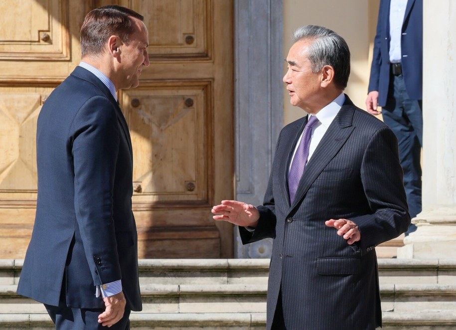 Niedawne spotkanie Radosława Sikorskiego i Wang Yi, ministra spraw zagranicznych Chin /Wojciech Olkusnik /East News
