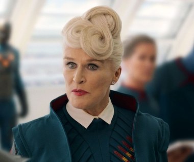 Niedawno Glenn Close mogliśmy oglądać w "Strażnikach Galaktyki" - opowieści o grupie superherosów, których zadaniem jest strzec porządku w kosmosie.

W filmie Jamesa Gunna Glenn Close pojawiła się jako Nova Prime - dowódca Nova Corps, xandariańskich oddziałów pilnujących prawa i porządku w całej galaktyce.

"Przypomina mi to ["Strażnicy Galaktyki" - red.] oryginalne 'Gwiezdne wojny', które miały tak genialną obsadę. Oczywiście ważny jest w tym wszystkim aspekt dystansu - chodzi o to, żeby nie brać tego wszystkiego tak bardzo na poważnie. Bo w tej opowieści nie tylko zapoznasz się z tym wspaniałym światem, ale również jego bohaterowie cię rozśmieszą. Czujesz do nich sympatię, a ludzie to kochają" - mówi aktorka.