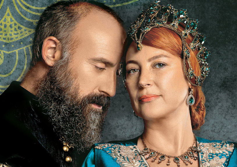 Niedawno Sulejman odzyskał ukochaną Hürrem, którą zagrała już nowa aktorka – Vahide Perçin /materiały prasowe