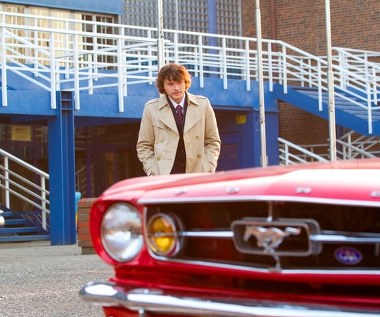 Niedługo Kościukiewicza będziemy mogli zobaczyć w biograficznym filmie Jana Kidawy-Błońskiego "Gwiazdy". Wcieli się w nim w postać śląskiego piłkarza Jana Banasia.

W trakcie przygotowań do roli aktor spotkał się z odtwarzanym przez siebie bohaterem. - Nasze pierwsze spotkanie było bardzo miłe, bo pan Janek powiedział, że przypominam mu jego idola z dzieciństwa - George'a Besta, na którym on się wzorował - Kościukiewicz wyjawił w rozmowie z Interią.

- Praktycznie od kiedy pamiętam, grałem w piłkę nożną i gram do dzisiaj. Jestem amatorem (...), ale myślę, że sobie poradzę, bo jednak gdzieś to w moich nogach jest. Kocham ten sport - dodaje aktor, który do roli przygotowywał się przez kilka miesięcy.

 


 