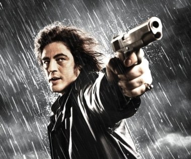 Niedługo potem Benicio del Toro oglądaliśmy w ekranizacji komiksu Franka Millera "Sin City - Miasto grzechu", w której wcielił się w postać skorumpowanego policjanta Jackiego Boya.

- Benicio wiele wniósł do naszego przedsięwzięcia. Jest niezwykle utalentowanym aktorem, który świetnie umie robić użytek ze swojej niepokojącej urody. Wielokrotnie przyglądałem się temu, jak się poruszał i zdawałem sobie sprawę, że właśnie tak narysowałem Jackie’go - mówił Frank Miller.