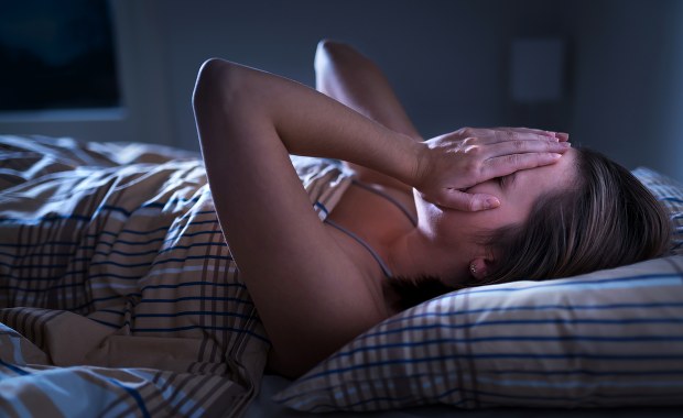 Niedobór snu powoduje, że niechętnie pomagamy innym