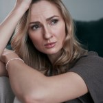 żelazo Niedobór żelaza widać na skórze, paznokciach, czuć w nogach. Uzupełnisz je, gdy poprawisz wchłanianie