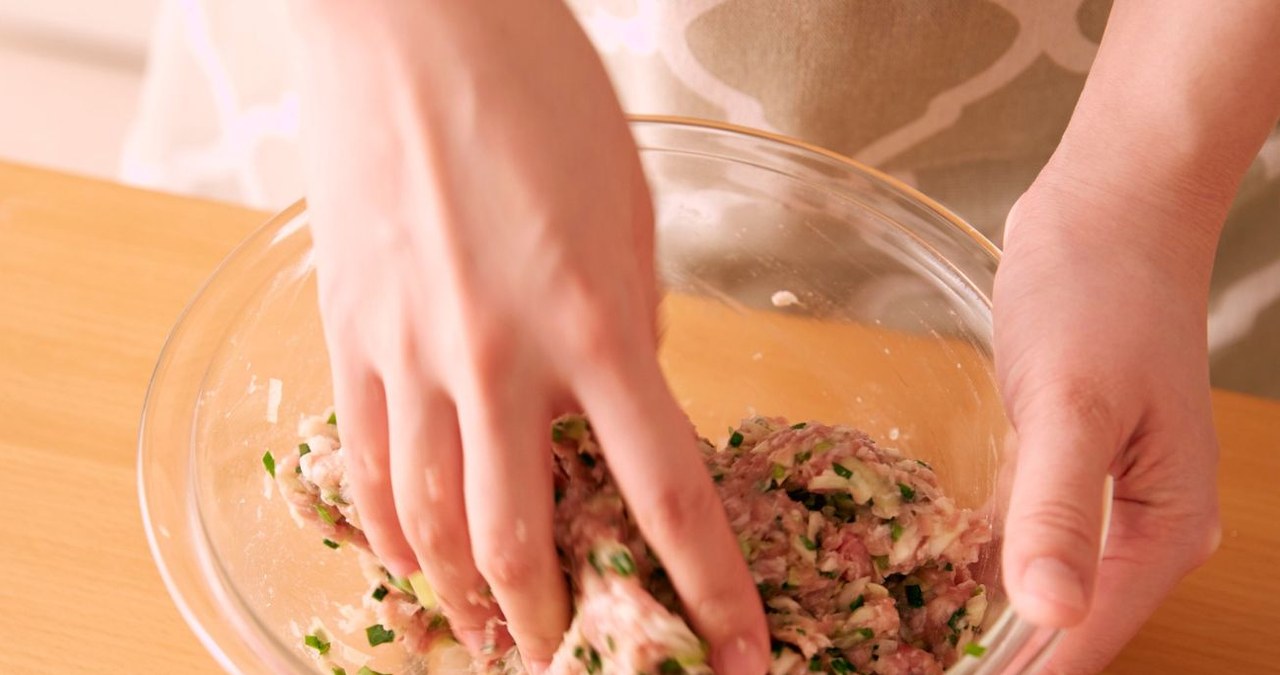 Niedoceniana przyprawa świetnie sprawdza się jako dodatek do mięs. /Canva Pro