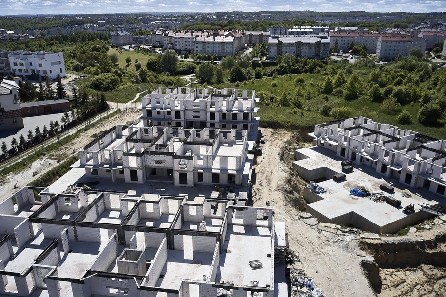 Niedokończone budynki mieszkalne Spółdzielni Mieszkaniowej 'Ujeścisko' w Gdańsku /Adam Warżawa /PAP