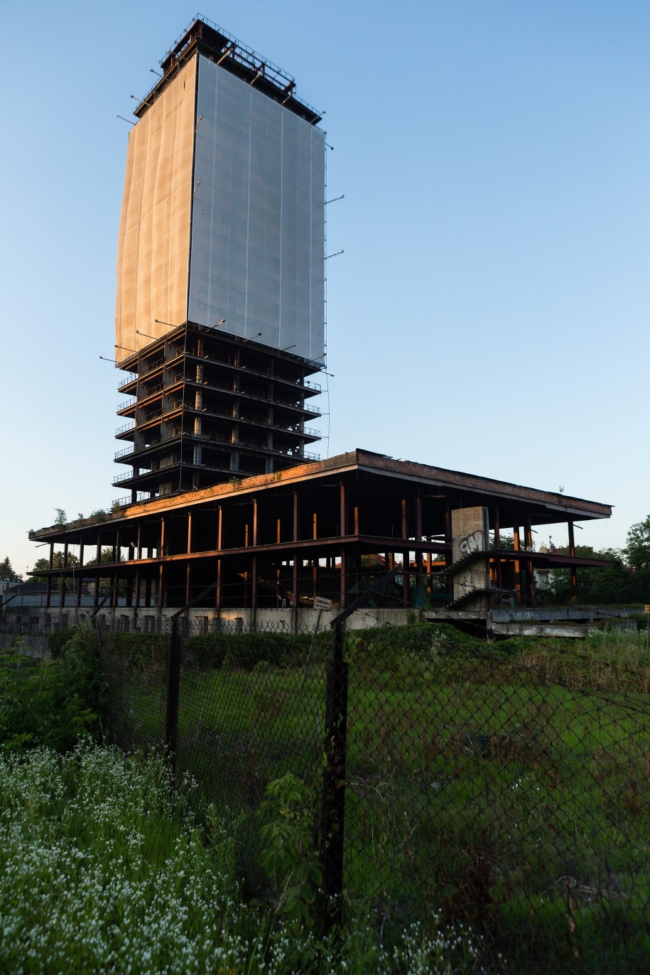 Niedokończony biurowiec NOT w Krakowie / Stanisław Rozpędzik /PAP