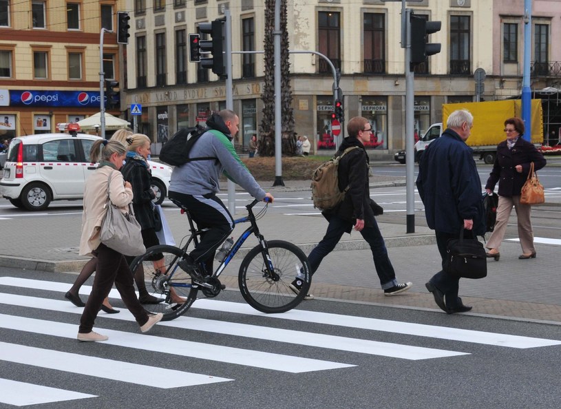 Niedostateczna ochrona pieszych i rowerzystów - oto wyniki kontroli NIK /Włodzimierz Wasyluk /East News