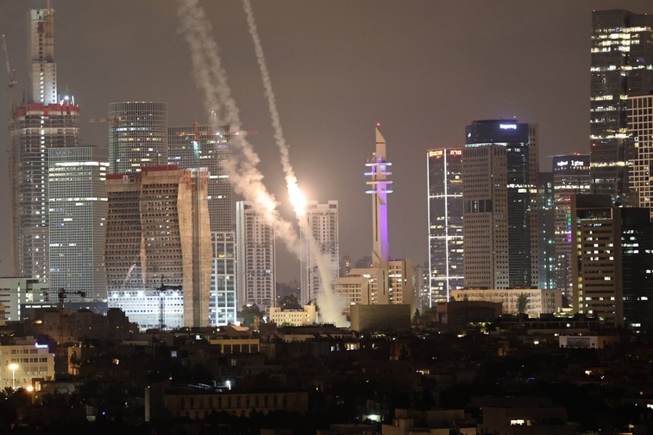 Niedziela, 15.06.2025, system obrony powietrznej Iron Dome Izraela przechwytuje pociski balistyczne wystrzelone z Iranu nad miastem Tel Awiw /EPA/Atef Safadi /PAP