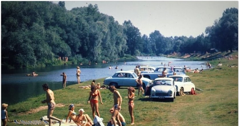 Niedziela, plaża nad Świdrem pod Warszawą, lata 80. / Autor: Hanna Musiałówna/mat. pr. /Twitter