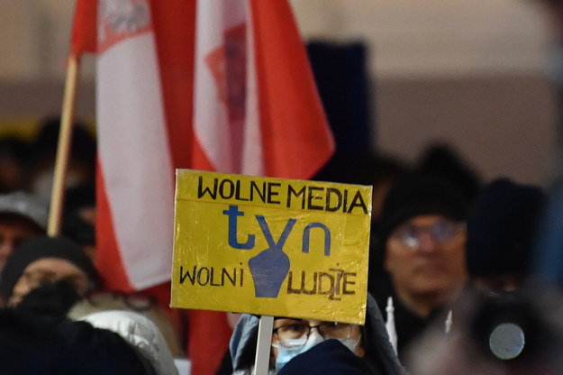 Niedzielna manifestacja przeciw lex TVN w Warszawie /Radek  Pietruszka /PAP