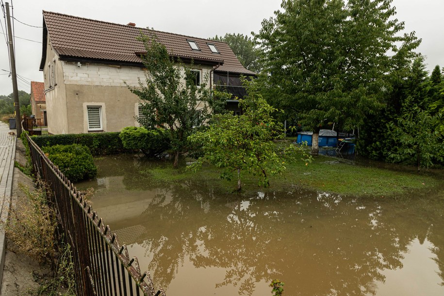 Niedzielne podtopienia w miejscowości Strzelce /Aleksander Koźmiński /PAP