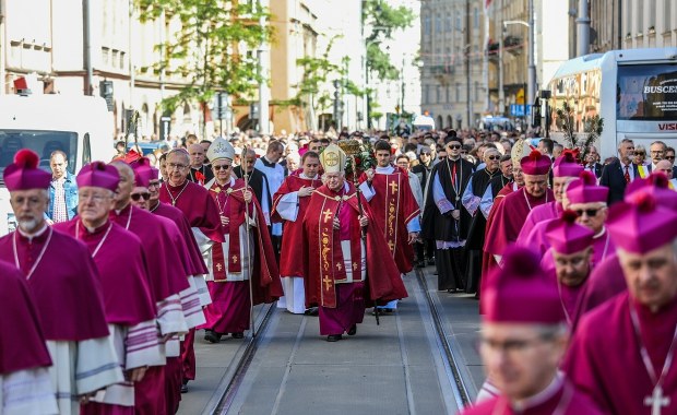 Niedzielne utrudnienia w Krakowie. Procesja ku czci św. Stanisława z Wawelu na Skałkę 