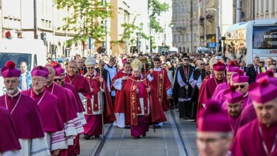 Niedzielne utrudnienia w Krakowie. Procesja ku czci św. Stanisława z Wawelu na Skałkę 