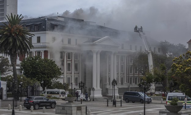 Niedzielny pożar parlamentu RPA /STRINGER /PAP/EPA