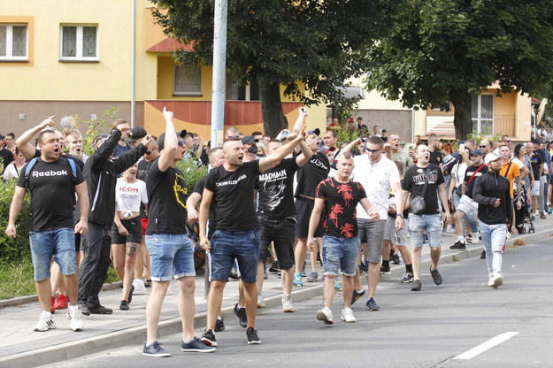 Niedzielny protest przed Komendą Powiatową Policji na ul. Traugutta w Lubinie /Aleksander Koźmiński /PAP