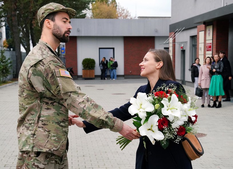 Niedzielska, wychodząc ze szkoły, zobaczy czekającego na nią z bukietem kwiatów w dłoni Jacka /Źródło: AIM