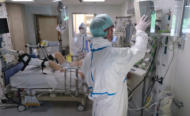 Niedzielski: Ograniczamy liczbę łóżek covidowych w szpitalach