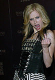 Niegrzeczna Avril Lavigne wychodzi po imprezie w "Hard Rock Cafe" /AFP