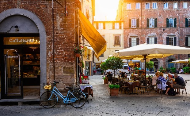 Niekończące się lato we Włoszech. "320 mln euro strat w branży odzieżowej"