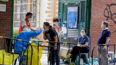 "Niekończące się testy na covid". Masowe badania w Szanghaju