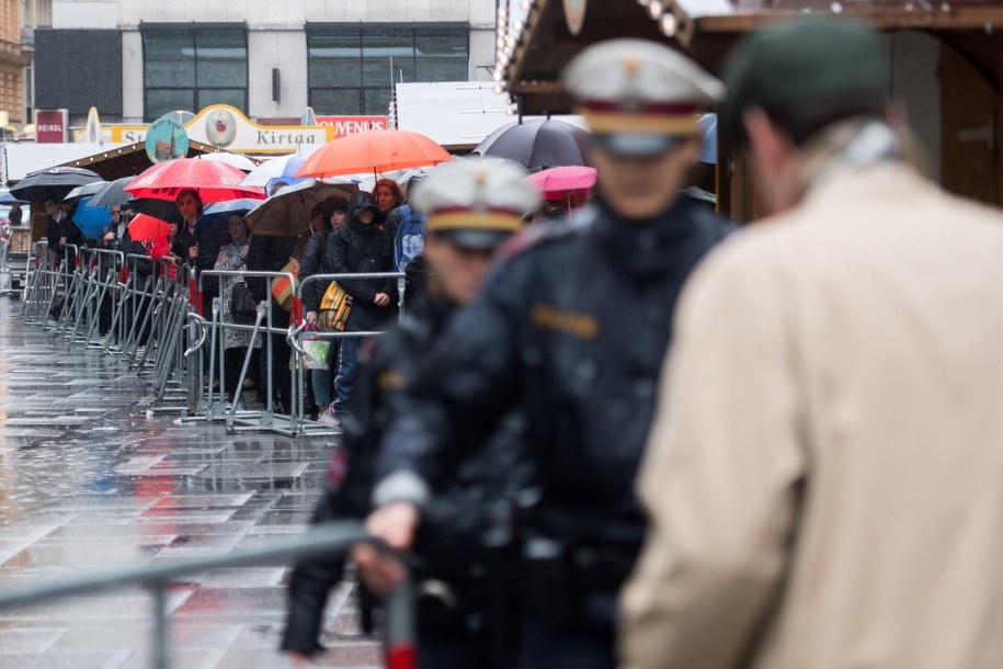 "Niekończący się orszak kibiców, żałobników i turystów" /Michael Gruber /PAP/EPA