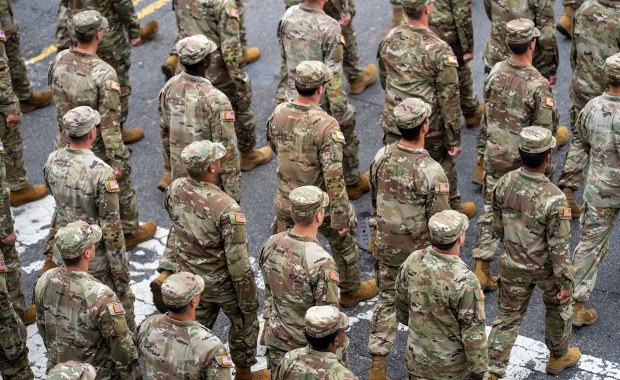 "Niekonstytucyjna inwazja". Setki żołnierzy na ulicach Chicago