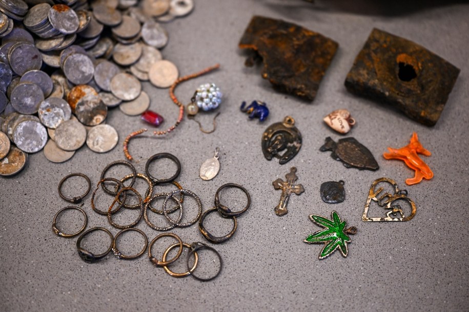 Niektóre artefakty znalezione w odrestaurowanej i zrekonstruowanej zabytkowej studni na dziedzińcu Muzeum Historycznego w Sanoku /Darek Delmanowicz /PAP