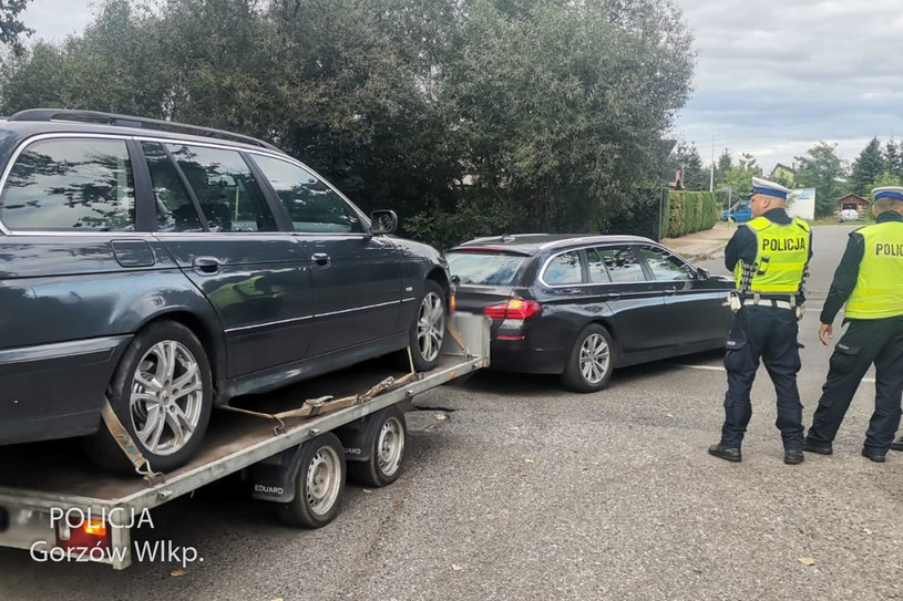 Niektóre auta dalej pojechały na lawetach /Policja